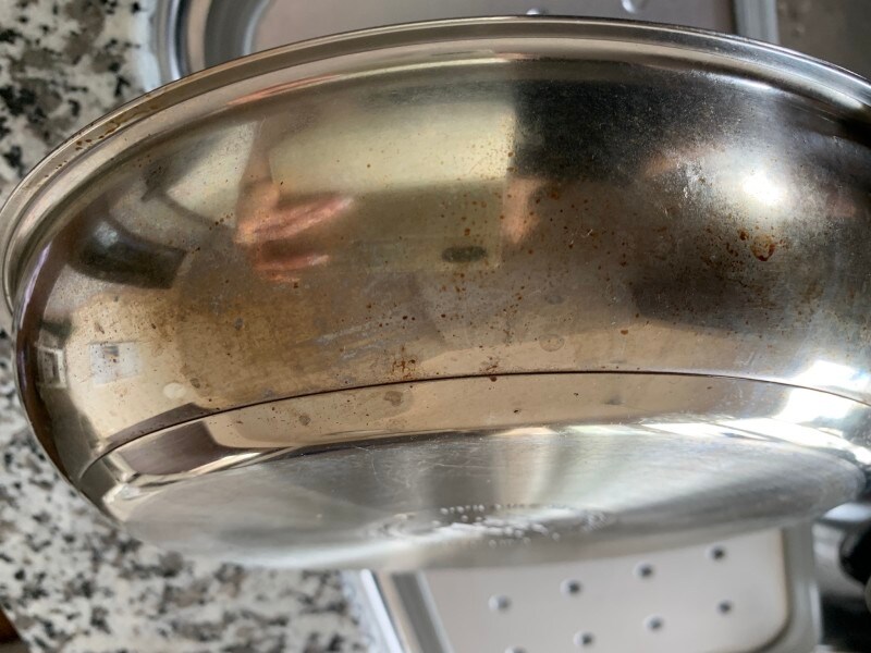 クリームクレンザーを使用する前のフライパンの表面の様子