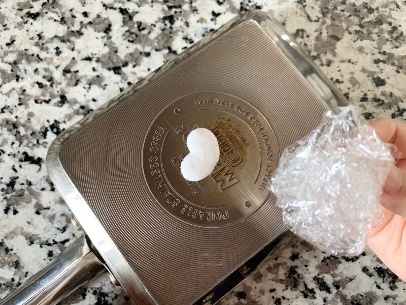 クレンザーを使用する際はラップを丸めて使うのがおすすめ。