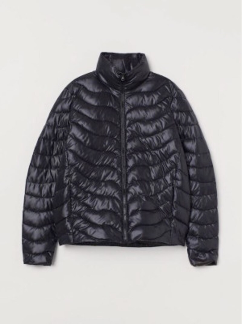 表地も中わたもリサイクルポリエステル製のキルティングジャケット(出典:H&M)