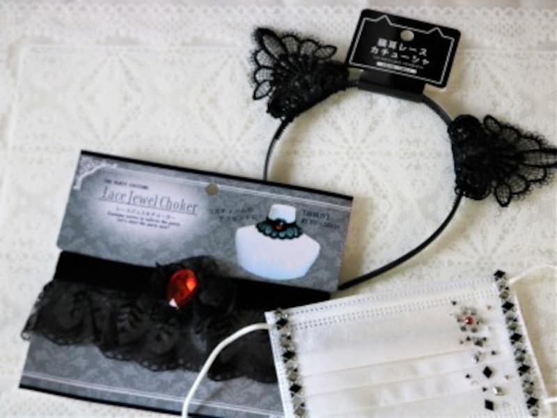 ゴスロリ風黒いレースの猫耳カチューシャに合わせマスクも黒いキラキラシールを貼りました。