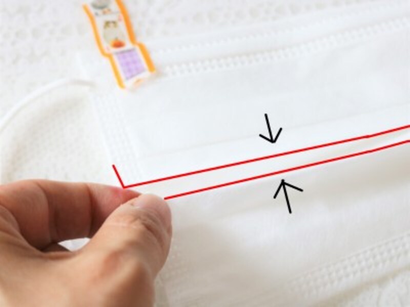 プリーツの3段目を1段目の所まで持ち上げマスクの中央がへこむような形にします。