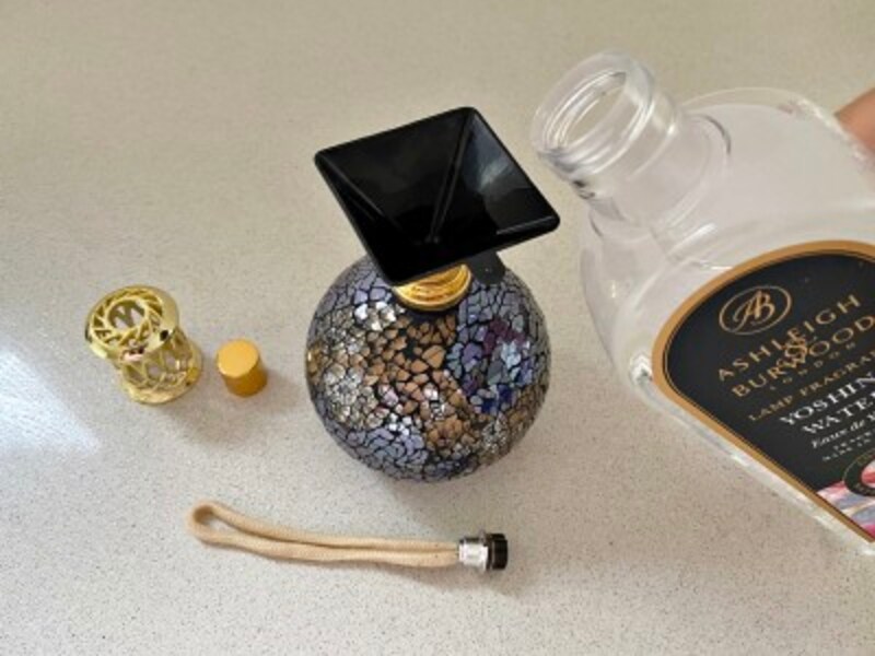 ランプにフレグランスウォーターを注ぐ