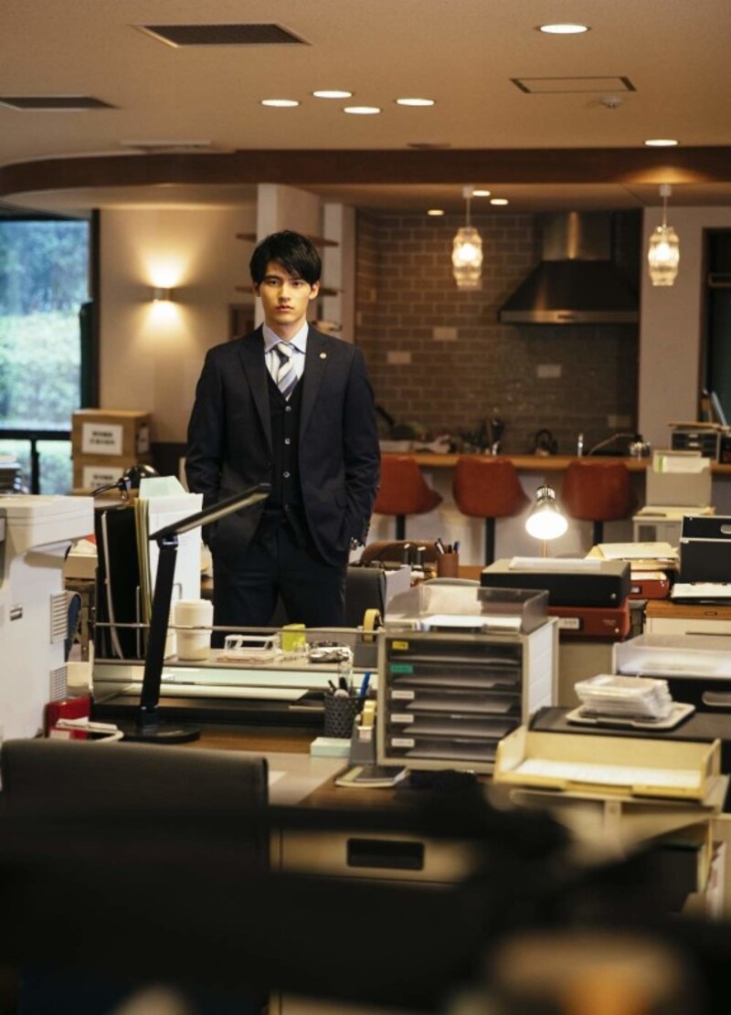 『MIU404』で魅せたスーツ姿が光る(出典:Amazon)