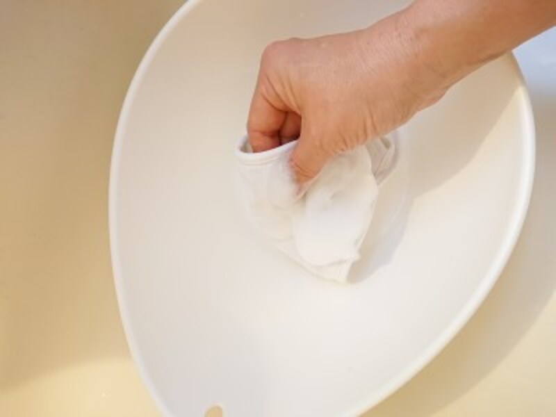 マスク1枚を手洗いするのにちょうどいいサイズ。泡の石けんをつけて素手でささっと。通りすがりに洗っちゃいます。