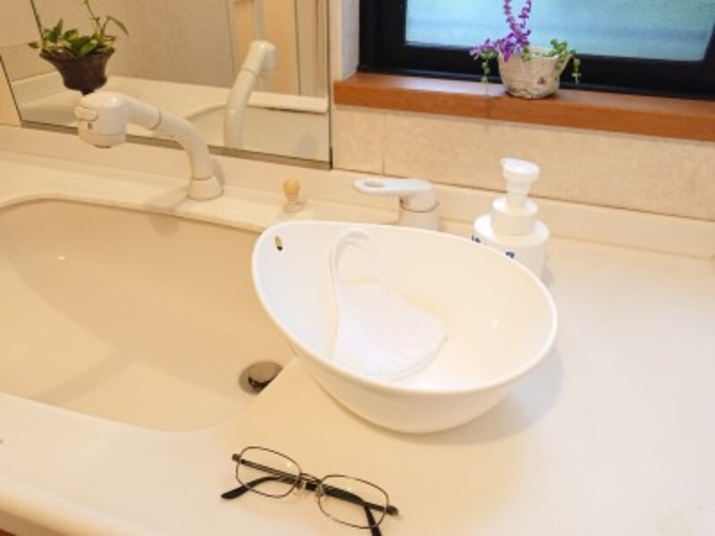 当初は家の中のあちこちに置き去りにされては、コラー！と。でも追いかけてみるものの、どうする？と悩み、その結果が洗面台に置いたIKEAの洗面ボウルに放りこんでから、お風呂へ！という流れでした。