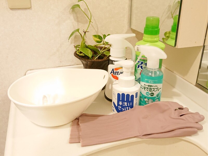 洗剤も試行錯誤。私は石鹸類なら手荒れしにくいので主にそれを。手袋をして漂白剤で除菌したり、ネットに入れて洗濯機洗いする日も