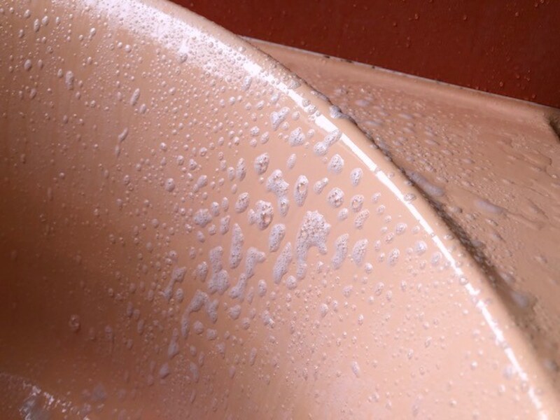 横にスライドさせながら一気にスプレー。