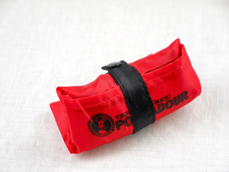 留め紐を巻き付けるとコンパクトに