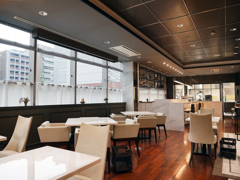 窓が大きく開放的でくつろげる空間