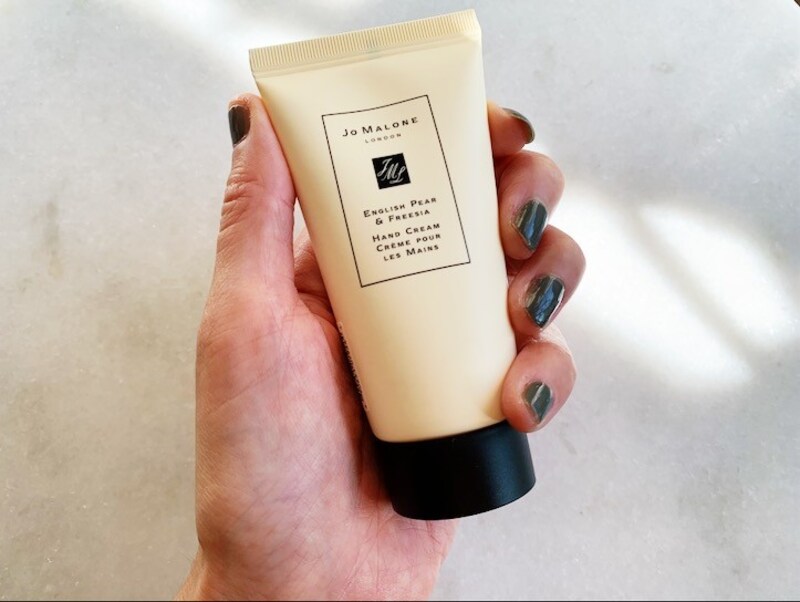 手にちょうど収まり、持ち運びに便利なサイズ感です