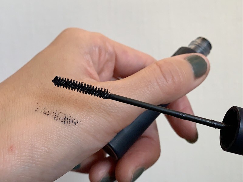 軽くワンタッチした時に付く量はこれぐらい。付けすぎにならないのが優秀です