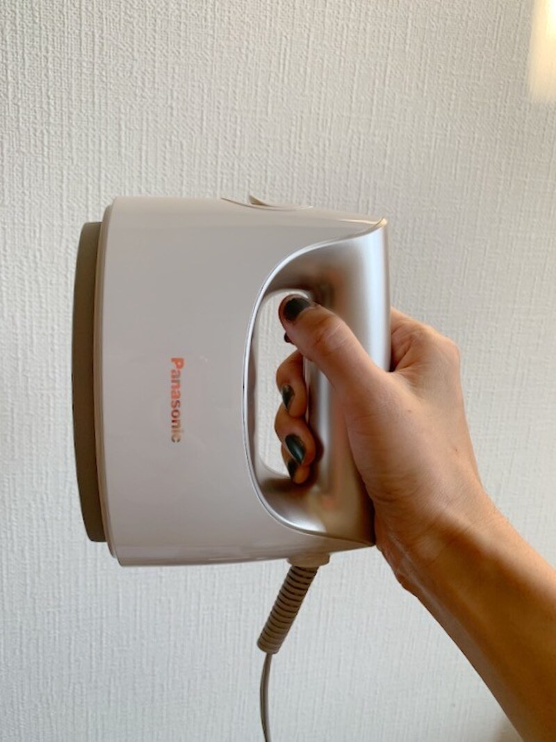 正しい持ち方。女性が片手でも持っても重すぎず、かけやすいのが◎。