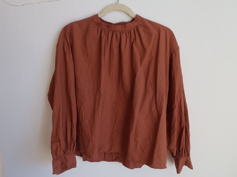 洗っただけのコットンのブラウスにはこんなにシワが入ってしまいますが……