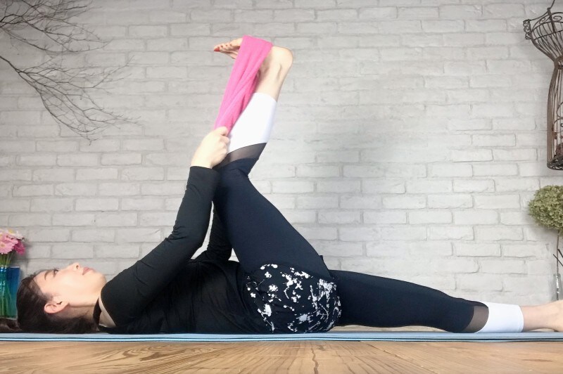 膝を曲げた状態で太もも裏が伸びるのを感じましょう