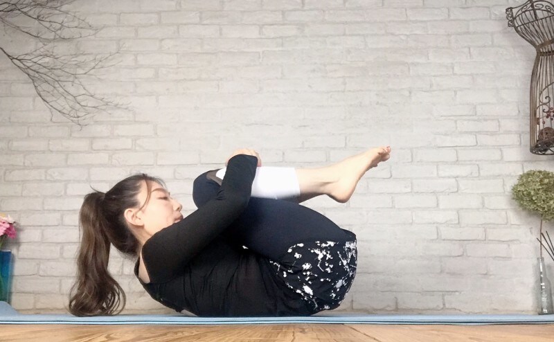 腰の裏のシワを伸ばすように意識しましょう