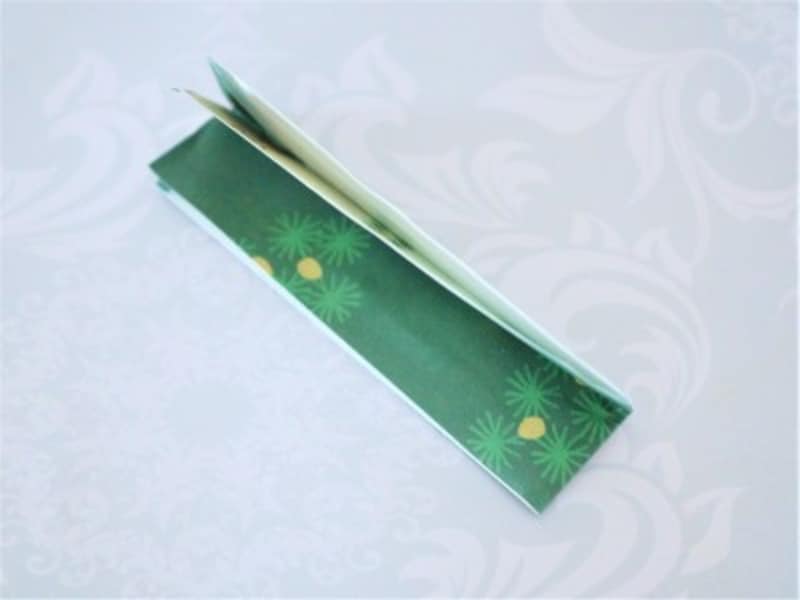 箸袋を小さく折り畳みます。