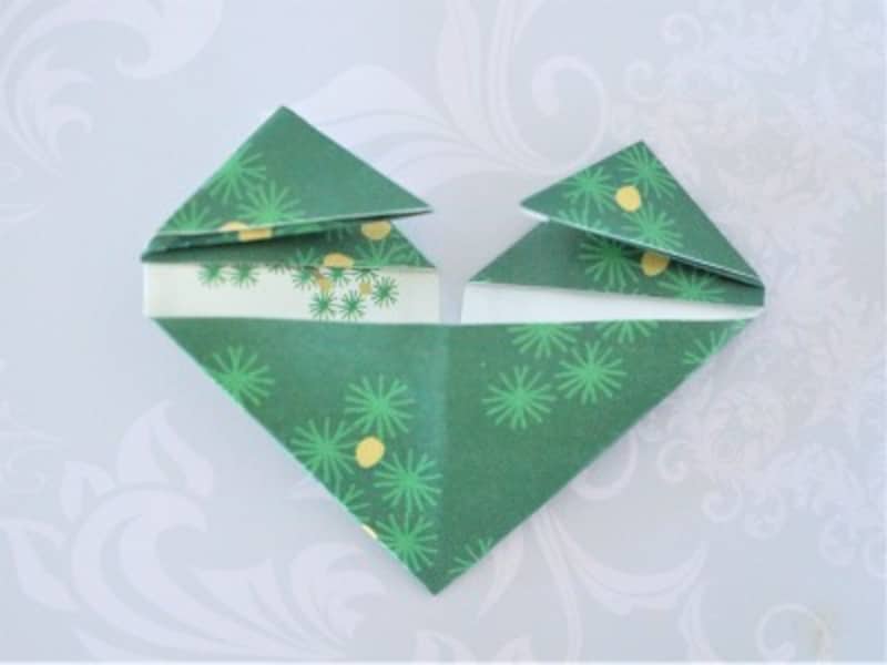 さらに角を三角に折ります。