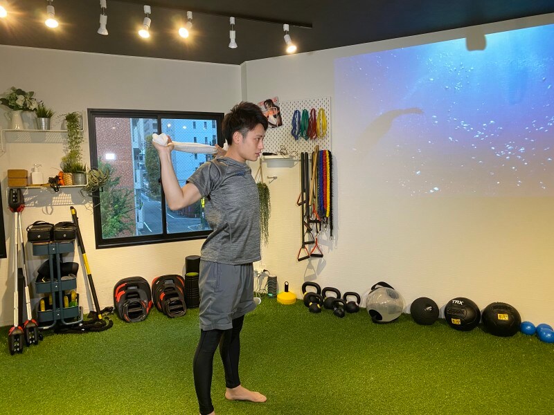 step 3. 両肘を曲げながらタオルを背中の後ろへ引き下ろします。この動作を10回行いましょう。