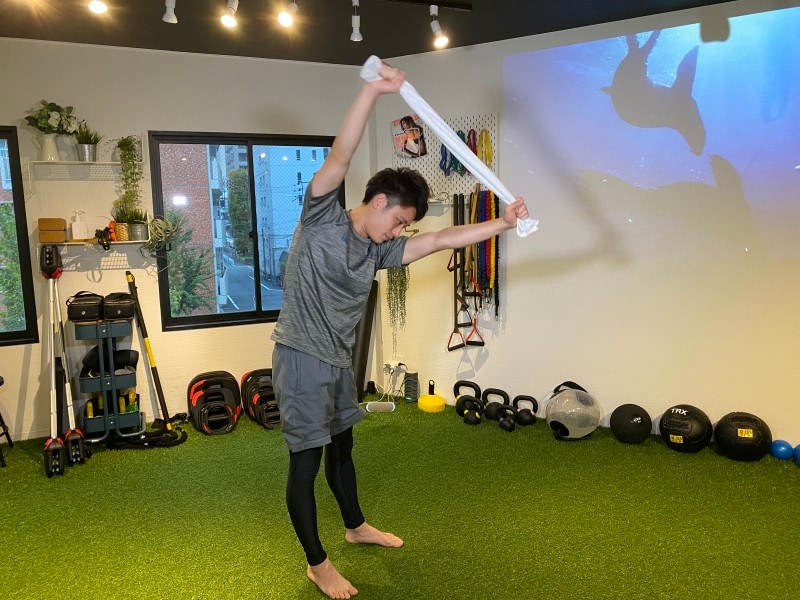 step 3. タオルを横に広げたまま、8の字を描くように動かします。この動作を10回行いましょう。