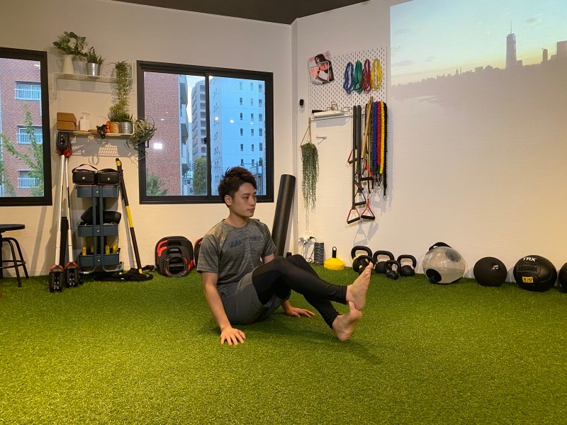 step 1. 膝を立てて床に座り、片足を重ねます。