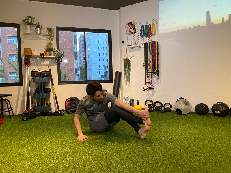 step 3. 足で掌を押し込み、背中を丸めて肩甲骨周りの筋肉をストレッチします。伸ばしたまま、20秒~30秒キープしましょう。