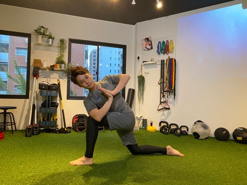 step 1. 足を前後に開いて膝を立てます。前の足と反対側の肘を膝の外側に置き、合掌します。