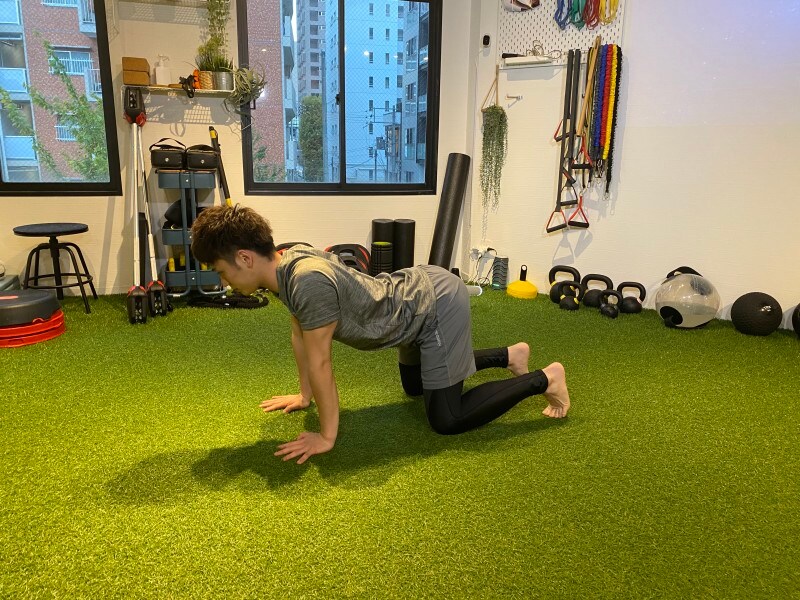 step 1. まずは四つ這いになり、腰を反る形を作ります。