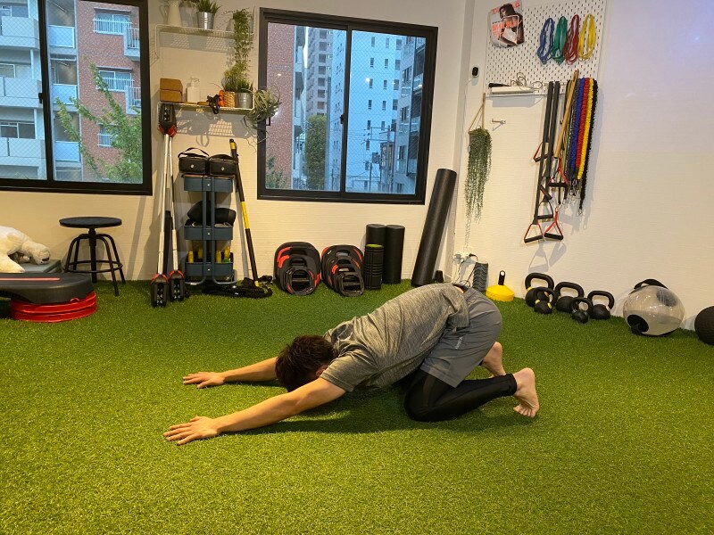 step 4. さらにお尻を後ろに移動させて腰の筋肉を伸ばしましょう。