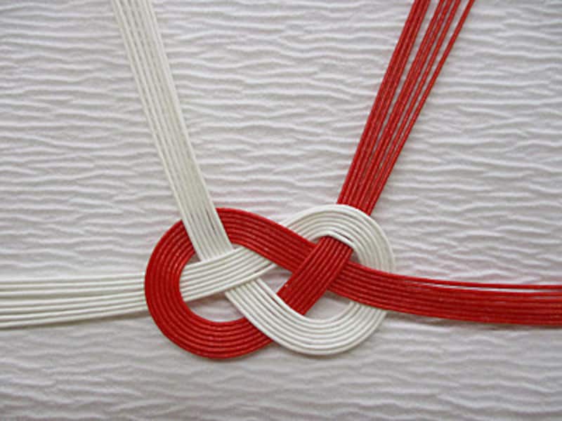 水引 結び方 種類 あわじ結び/あわび結び 婚礼関係では水引は金・銀色の十本結び、熨斗付きを使用。通夜、告別式では水引は黒・白色の五本又は七本結び、熨斗なしを用います