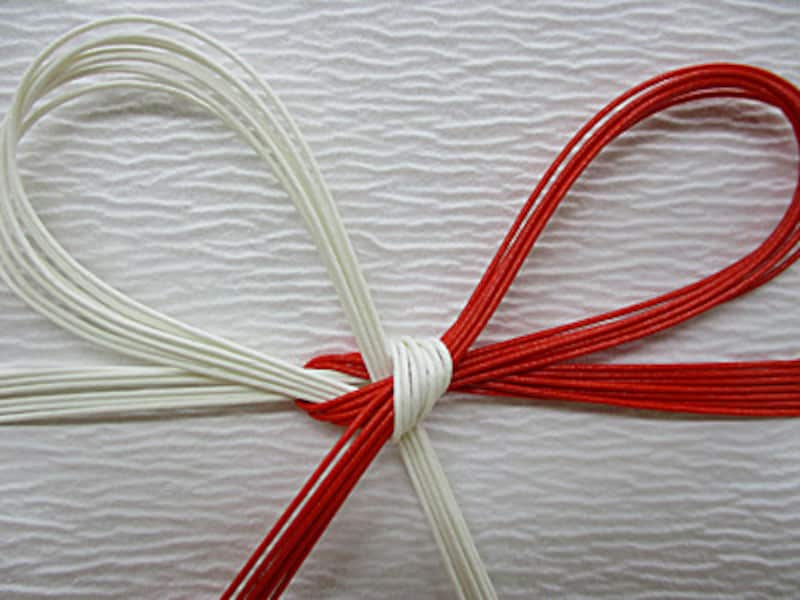 水引 結び方 種類 蝶結び/花結び 用途によっては赤・金色(又は銀色)や金・銀色のものもありますが、一般的にはこの赤白が使われています