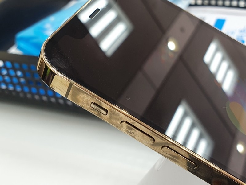 アメリカ版iPhone 12の側面にはミリ派アンテナを搭載（写真は国内版iPhone 12）