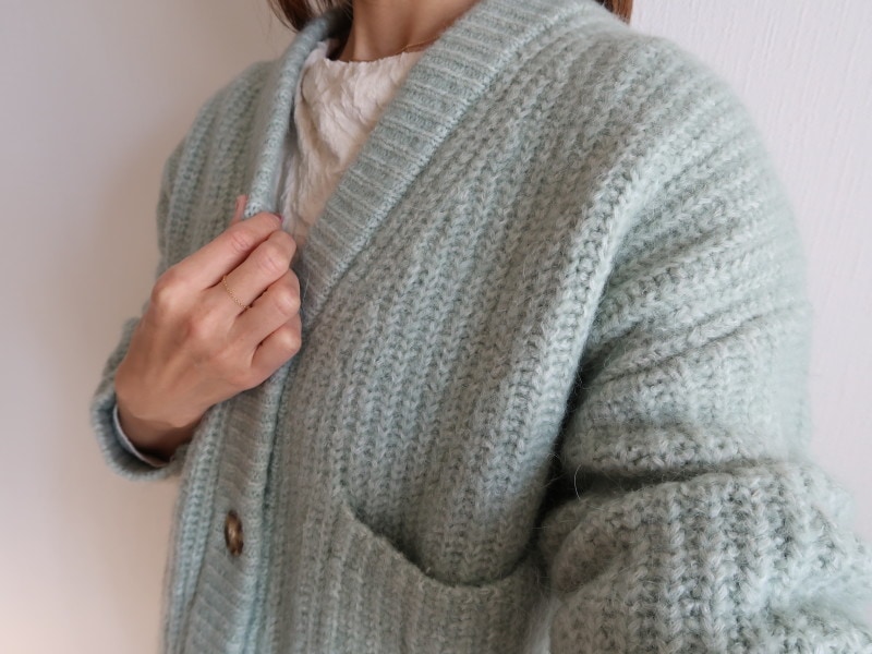 ふんわりとした厚みがあるので、カットソーなどに重ねるだけで冬コーデに