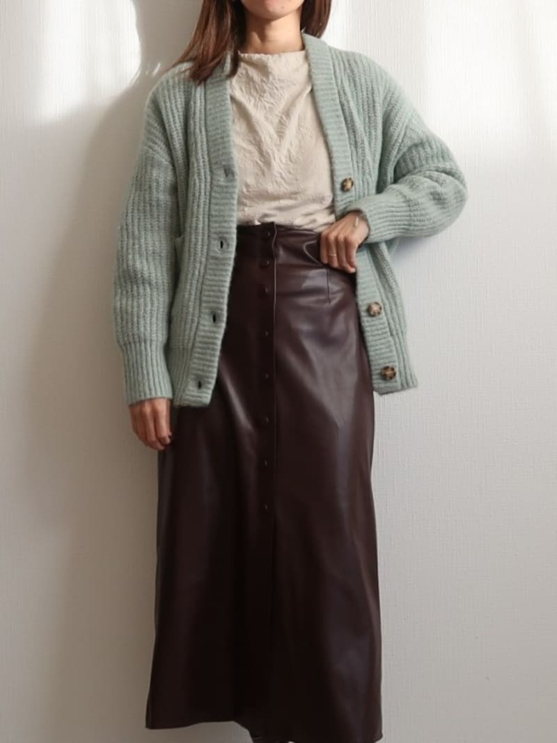 レザーボトムスなど辛口なテイストとも相性◎