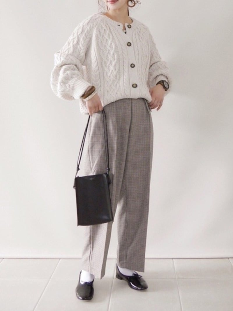 大人気のケーブルニットカーデにきちんと見えするチェックパンツをプラス 出典:WEAR