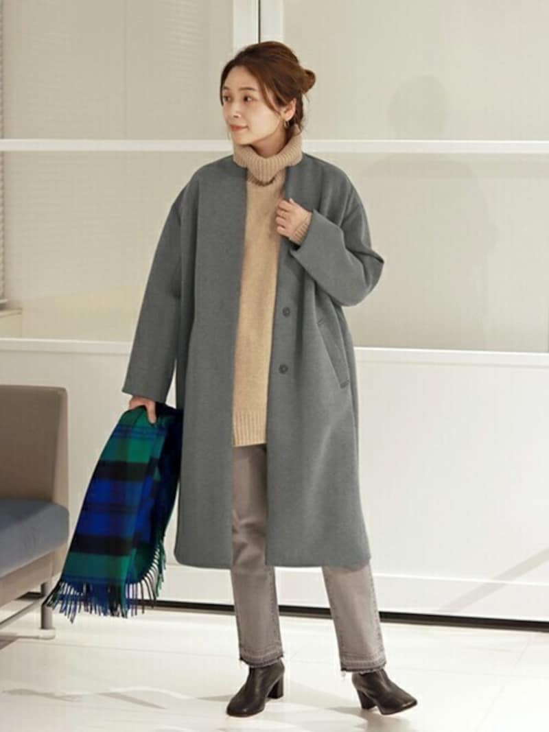 グレーデニムはニュアンスカラーのコーデにも馴染ませやすい　出典：WEAR