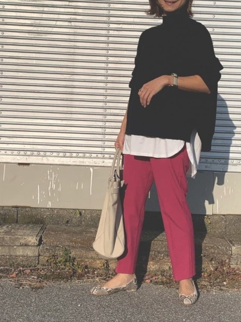 きれい色パンツがあるとコーデの印象がぐっと明るくなります　出典：WEAR