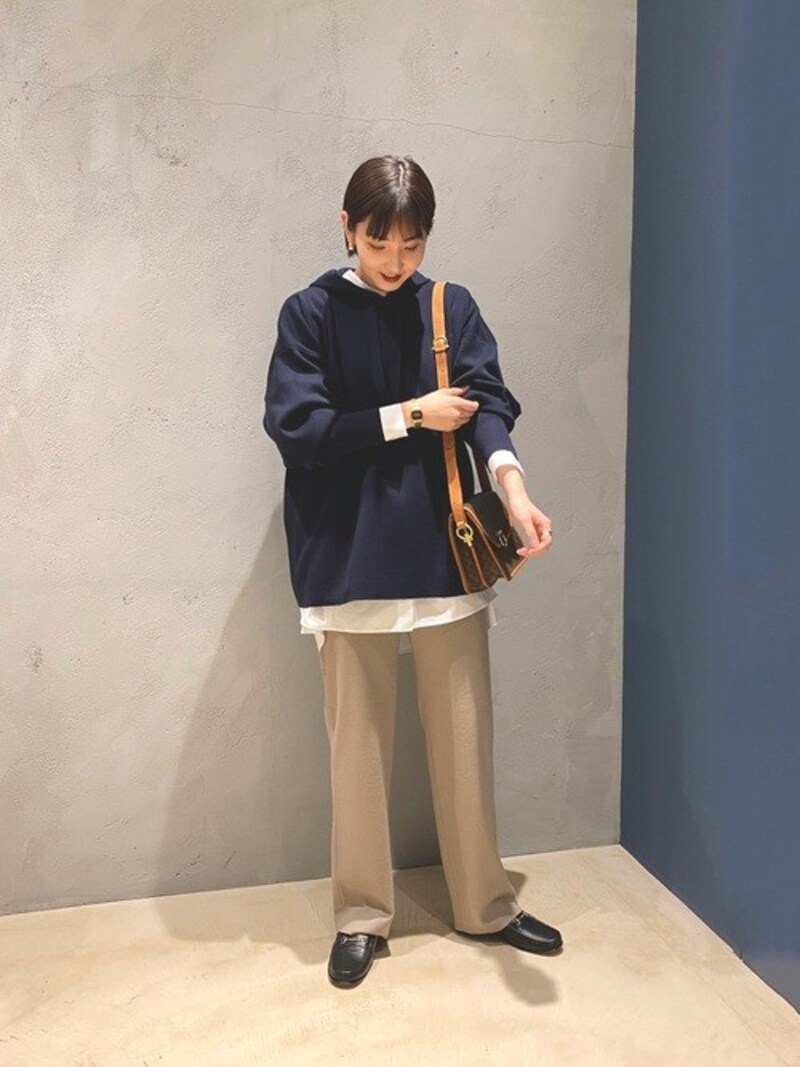 首元に「白」があるとコーデが締まり、清潔感もプラスされます　出典：WEAR