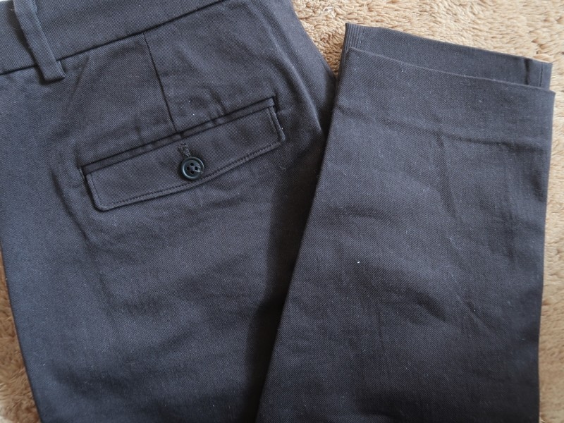 ヒップにはカジュアルすぎないポケットが付いていてスタイルアップ効果も◎