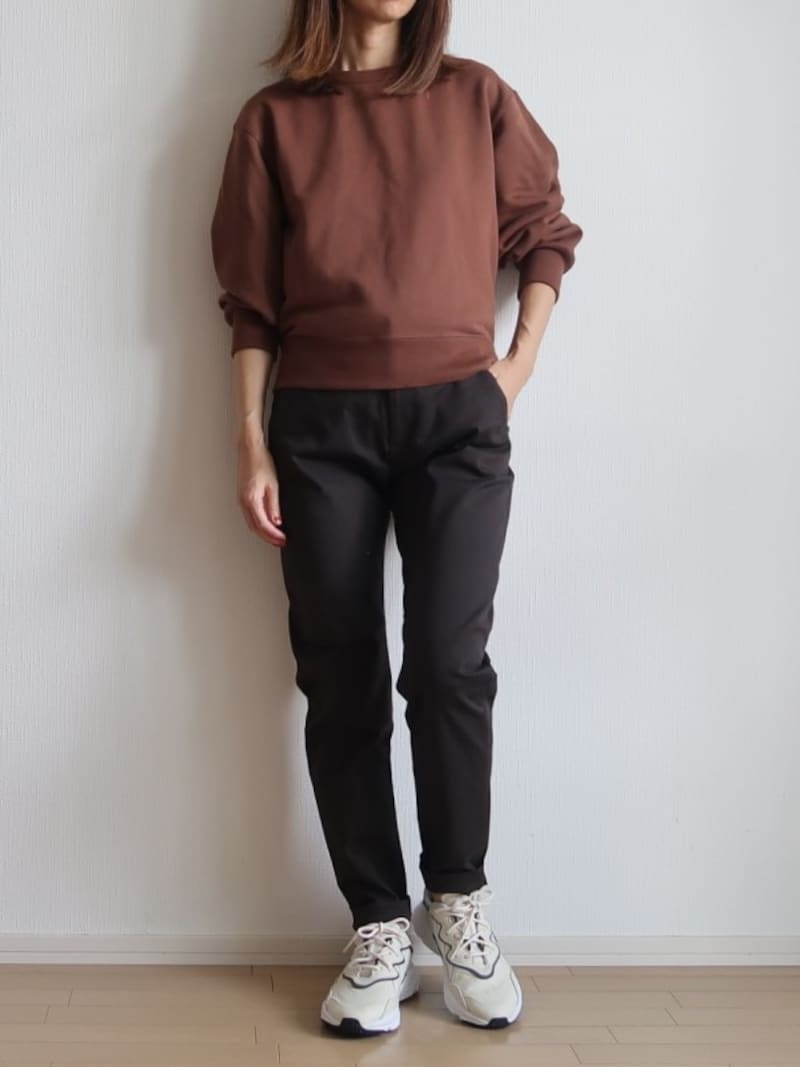 このチノパンツがあればシンプルなスウェットで大人のスポーツミックスコーデに