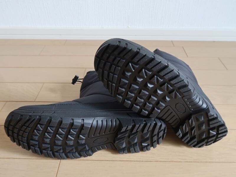 ソールにも凹凸があり、滑りにくそうなのも嬉しいポイント