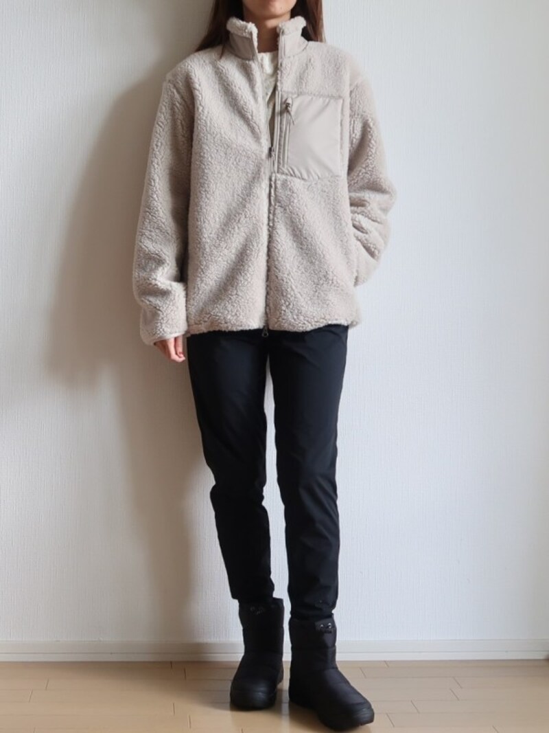 スポーツテイストをきれいめに仕上げるには、クリーンな印象のモノトーンを