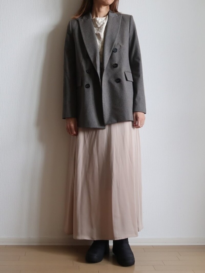 ショートブーツ感覚でロングスカートからのぞかせてもOK