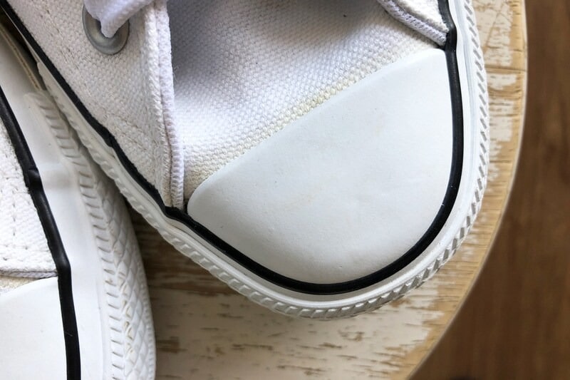 きれいに洗ったつもりでも、乾いたスニーカーに黄ばみが出現することも……