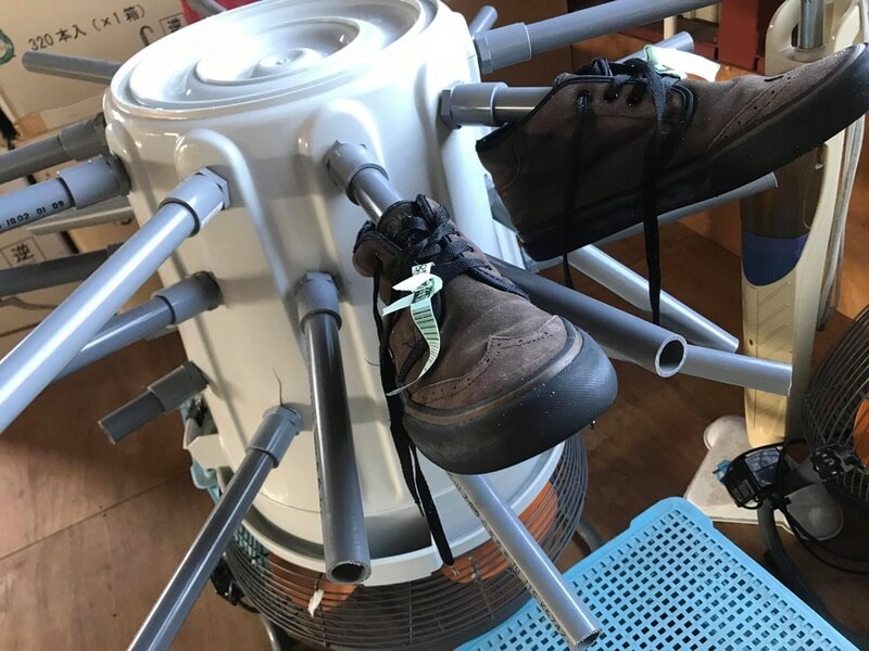 サーキュレーターの上に自家製の乾燥機を設置。爆速で乾きます笑