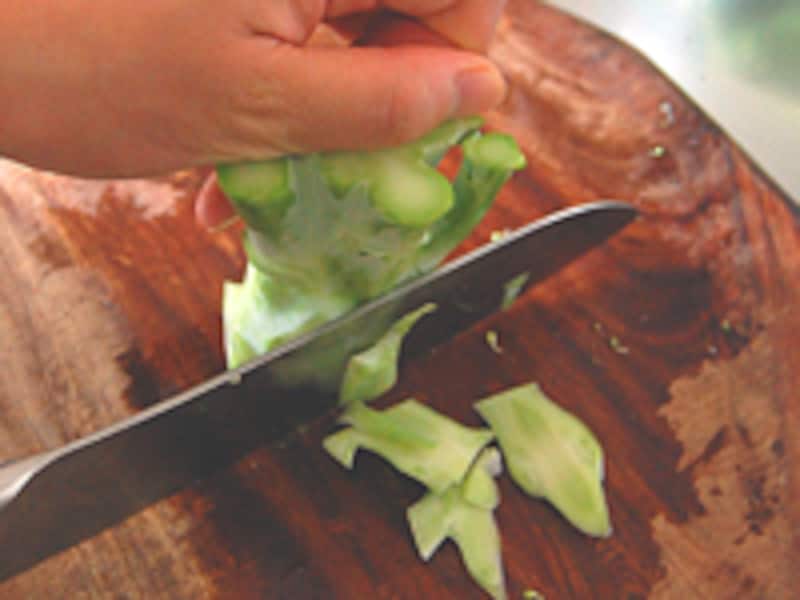 茎の皮をそぎ落とす