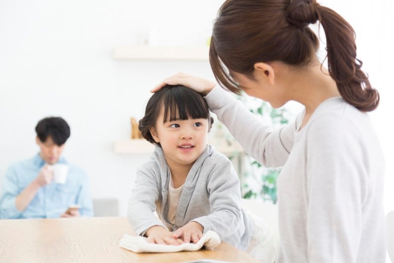 落ちているゴミを拾ったとき「えらいね!」と褒められれば、褒められることが当たり前となり、誰も見ていなければ、ゴミを拾わないようになる可能性があります