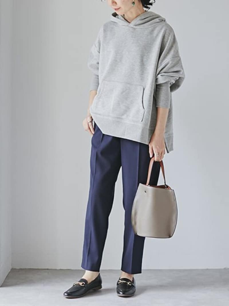 裾の広がり感がプルオーバーらしくおしゃれに着られる　出典：WEAR