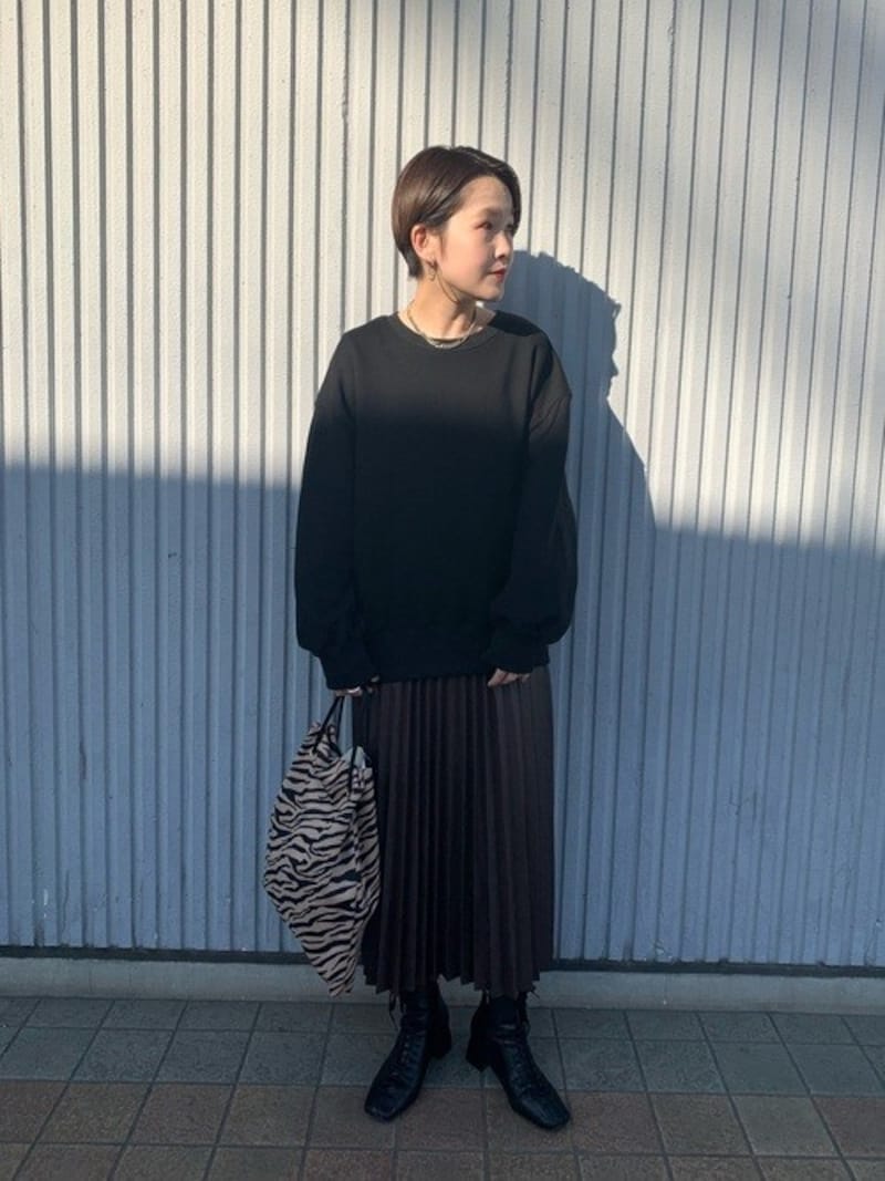 ダークカラーのワントーンならカジュアルさも和らぎます　出典：WEAR