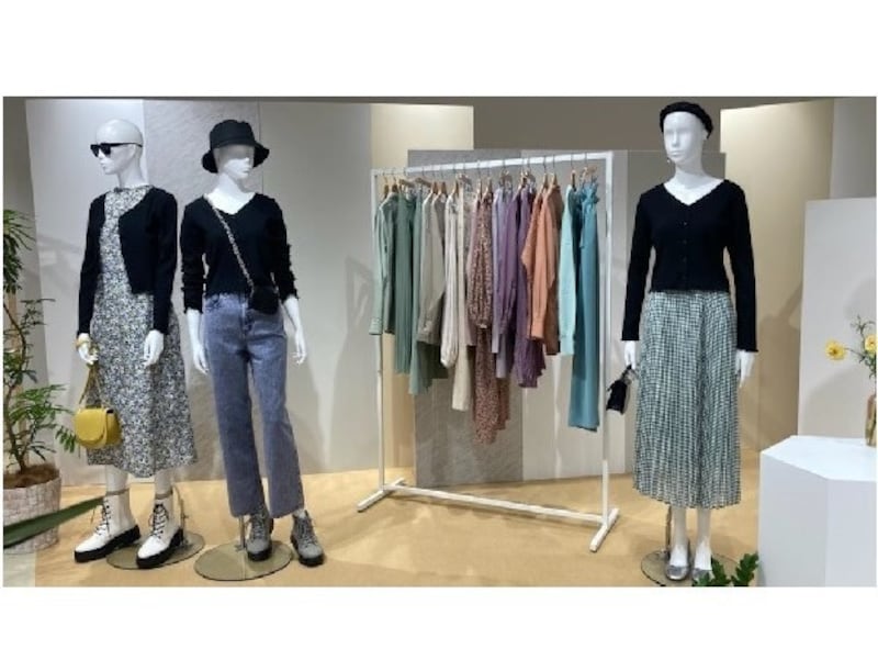 コンパクトな細リブのカーディガンは羽織りにもトップスにもなって便利