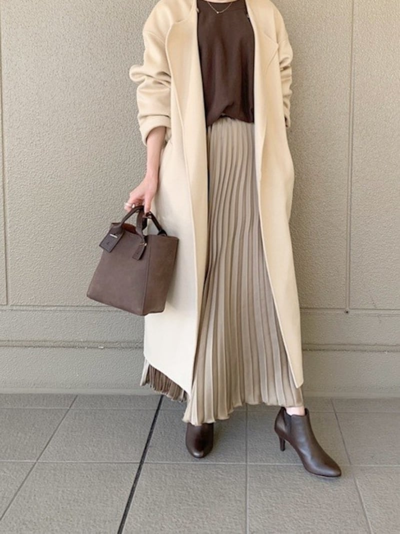 【OKコーデ】ブラウンのスウェットをベージュ系でワントーン風に　出典：WEAR